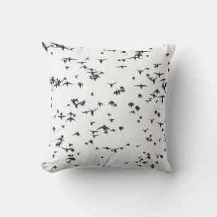 SCHWARZE VÖGEL, DIE AUF DEM HIMMEL FLIEGEN KISSEN