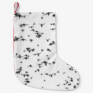 SCHWARZE VÖGEL, DIE AUF DEM HIMMEL FLIEGEN KLEINER WEIHNACHTSSTRUMPF