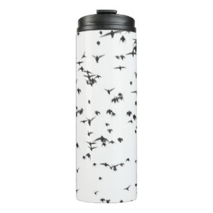SCHWARZE VÖGEL, DIE AUF DEM HIMMEL FLIEGEN THERMOSBECHER
