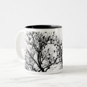 Schwarze Vögel in den Bäumen Zweifarbige Tasse (Vorderseite Links)
