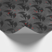 Schwarze Vögel und Herzen auf Grau Geschenkpapier (Ecke)