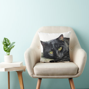 Schwarze Wasserfarbenkatze auf Weiß Kissen