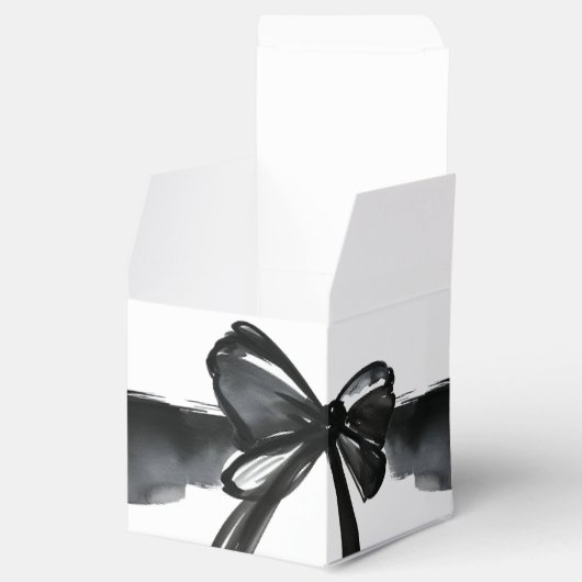 Schwarze Wasserfarbenschleier binden die trendige  Geschenkschachtel (Geöffnet)