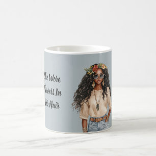 Schwarze weibliche Jeans Blumen in ihren Haaren Kaffeetasse
