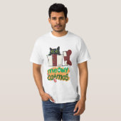 Schwarze Weihnachtskatze in Weihnachtsbaumleuchten T-Shirt (Vorne ganz)