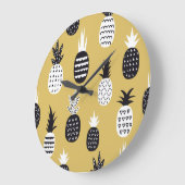 Schwarze, weiße Ananas, gelber Hintergrund Große Wanduhr (Winkel)