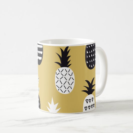 Schwarze, weiße Ananas, gelber Hintergrund Kaffeetasse (VorderseiteRechts)