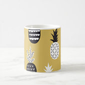 Schwarze, weiße Ananas, gelber Hintergrund Kaffeetasse (Mittel)