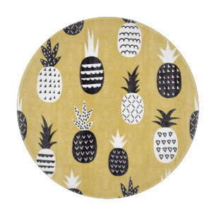 Schwarze, weiße Ananas, gelber Hintergrund Schneidebrett