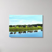 Schwarze, weiße Holsteinkühe in der Weide Leinwanddruck (Vorderseite)