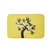 Schwarze, weiße Liebesvögel Kirschgelb Badematte (Vorderseite)