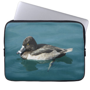 Schwarze weiße Ringhalsente auf Wasser See Tier Laptopschutzhülle