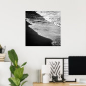Schwarze Wellen waschen das Ufer Poster (Heimbüro)