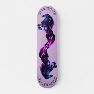 Schwarze Wildpferde, die Ihren Text / Ihren Namen Skateboard