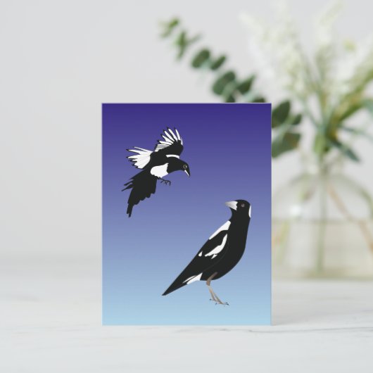 Schwarze Zwergvögel im blauen Hintergrund Postkarte (Stehend Vorderseite)