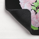 schwärzen Sie mit rosa Blumen ganz über Mousepad (Ecke)