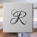 Schwarzer 3D-Kalligrafie-Anfangsbuchstabe | Pastel Fliese<br><div class="desc">Schwarzer 3D-Kalligrafie-Anfangsbuchstabe | Pastel Gray. Sie können wählen, ob Sie Ihren Initial oder den Initial eines geliebten hinzufügen möchten. Ob es ein herzliches Geschenk für jemanden ist, der Ihnen lieb ist oder eine persönliche Leckerei, die Wahl liegt bei Ihnen. Sie können auch die Personalisierung entfernen und das elegante und minimale...</div>