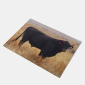 Schwarzer Angus Steer Grazing mit Herde Fußmatte (Schrägansicht)