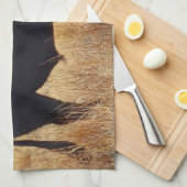 Schwarzer Angus Steer Grazing mit Herde Geschirrtuch (Viertel Falte)