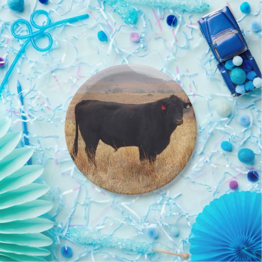 Schwarzer Angus Steer Grazing mit Herde Pappteller (Party)