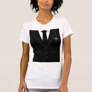 Schwarzer Anzug mit schwarzem Nacken T-Shirt