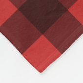 Schwarzer Bär auf einem roten und schwarzen Karier Fleecedecke (Ecke)