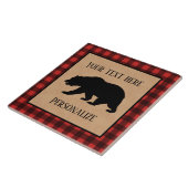 Schwarzer Bär auf einem roten und schwarzen Karier Fliese (Seite)