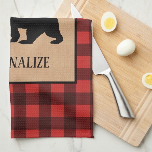 Schwarzer Bär auf einem roten und schwarzen Karier Geschirrtuch (Viertel Falte)