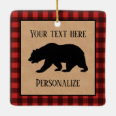 Schwarzer Bär auf einem roten und schwarzen Karier Keramikornament (Rückseite)