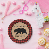 Schwarzer Bär auf einem roten und schwarzen Karier Pappteller (Party)