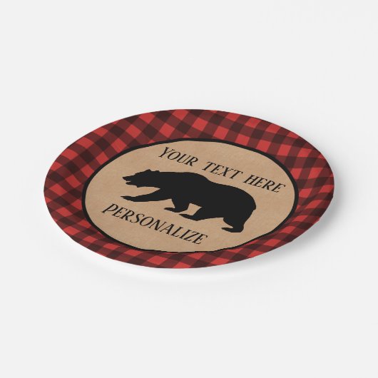 Schwarzer Bär auf einem roten und schwarzen Karier Pappteller (Schrägansicht)