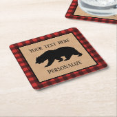 Schwarzer Bär auf einem roten und schwarzen Karier Rechteckiger Pappuntersetzer (angewinkelt)