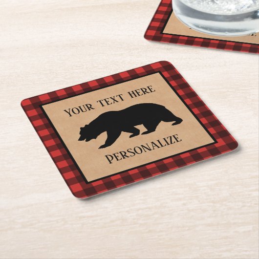 Schwarzer Bär auf einem roten und schwarzen Karier Rechteckiger Pappuntersetzer (angewinkelt)