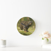 Schwarzer Bär, der auf einen Baum-Stamm tritt Runde Wanduhr (Zuhause)