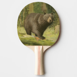 Schwarzer Bär, der auf einen Baum-Stamm tritt Tischtennis Schläger