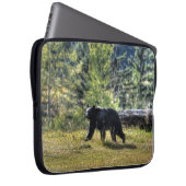 Schwarzer Bär durch eine Ranch-Weide Laptopschutzhülle (Vorne Rechts)