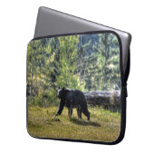 Schwarzer Bär durch eine Ranch-Weide Laptopschutzhülle (Vorderseite Links)