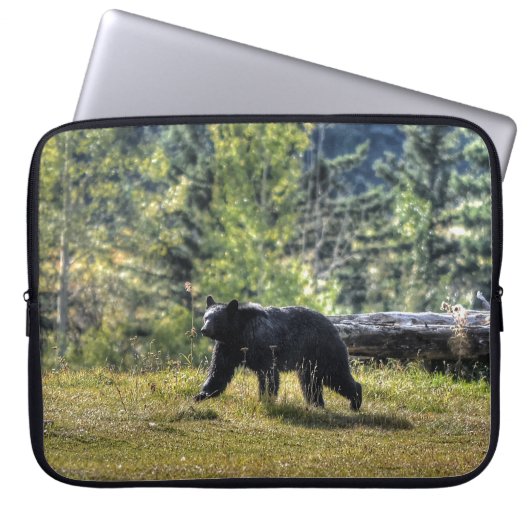 Schwarzer Bär durch eine Ranch-Weide Laptopschutzhülle (Vorderseite)