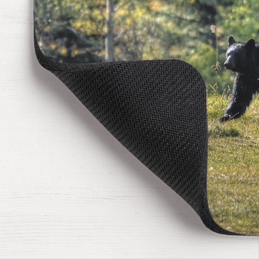 Schwarzer Bär durch eine Ranch-Weide Mousepad (Ecke)