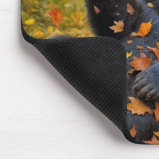 Schwarzer Bär im Herbst Mousepad (Ecke)