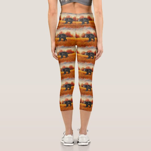 Schwarzer Bär im Herbstwald Capri Leggings (Rückseite)