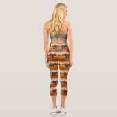 Schwarzer Bär im Herbstwald Capri Leggings (Rückseite)