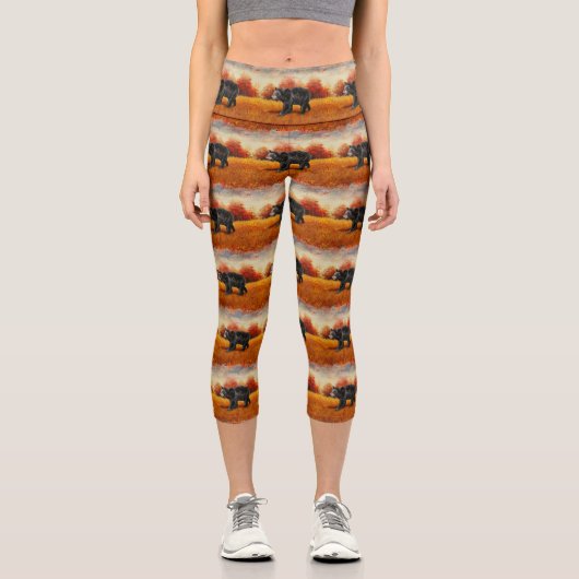 Schwarzer Bär im Herbstwald Capri Leggings (Vorderseite)