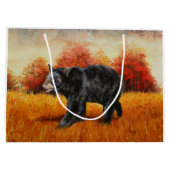 Schwarzer Bär im Herbstwald Große Geschenktüte (Rückseite)