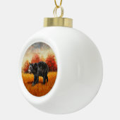 Schwarzer Bär im Herbstwald Keramik Kugel-Ornament (Rechts)