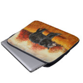 Schwarzer Bär im Herbstwald Laptopschutzhülle (Vorne Knopf)