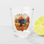 Schwarzer Bär im Herbstwald Schnapsglas (Vorderseite)