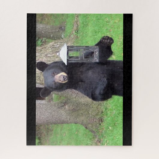 Schwarzer Bär im Hinterhof Puzzle (Vertikal)