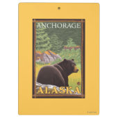 Schwarzer Bär im Wald - Anchorage, Alaska Klemmbrett (Rückseite)