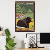 Schwarzer Bär im Wald - Berg Adams, Washington Poster (Heimbüro)